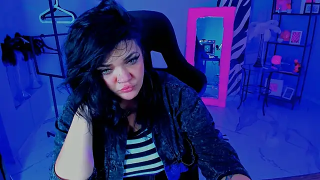 Snapshot of MaryHarrys chatting on 10.21.25 MaryHarrys online show from 10.21.25