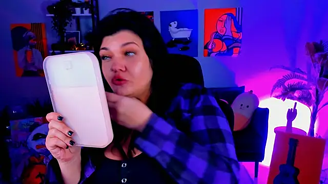 Snapshot of MaryHarrys chatting on 10.24.25 MaryHarrys online show from 10.24.25