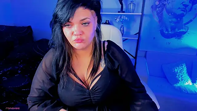 Snapshot of MaryHarrys chatting on 10.28.25 MaryHarrys online show from 10.28.25