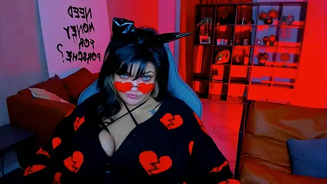 Snapshot of MaryHarrys chatting on 10.29.25 MaryHarrys online show from 10.29.25