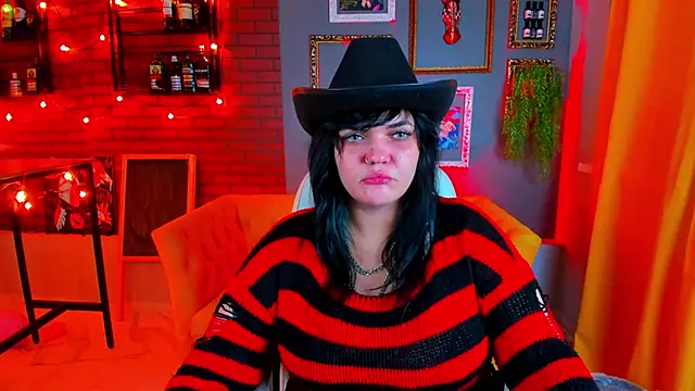 Snapshot of MaryHarrys chatting on 10.31.25 MaryHarrys online show from 10.31.25