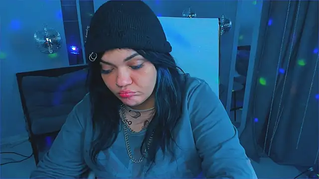 Snapshot of MaryHarrys chatting on 11.13.25 MaryHarrys online show from 11.13.25