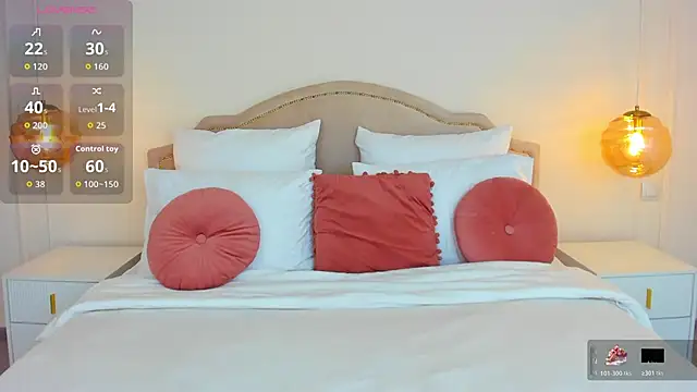 Snapshot of MilaMour chatting on 10.27.25 MilaMour online show from 10.27.25