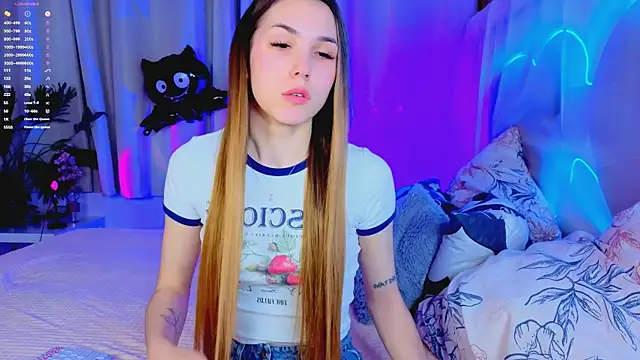 Snapshot of -CindyLou chatting on 10.26.25 -CindyLou online show from 10.26.25