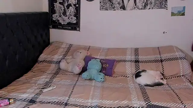 chloe kisses online show from 09.25.25