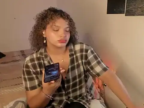 chloe kisses online show from 04.14.26