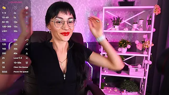 Snapshot of EviLune chatting on 10.25.25 EviLune online show from 10.25.25