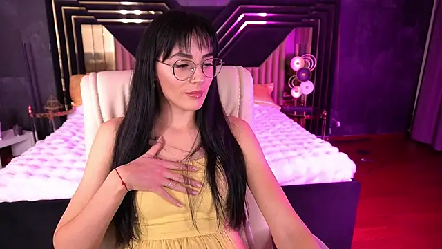 Snapshot of EviLune chatting on 11.14.25 EviLune online show from 11.14.25