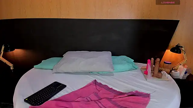 Dakota Monroe online show from 09.28.25