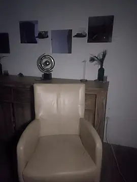 Snapshot of Foxy-Milfy chatting on 10.13.25 Foxy-Milfy online show from 10.13.25