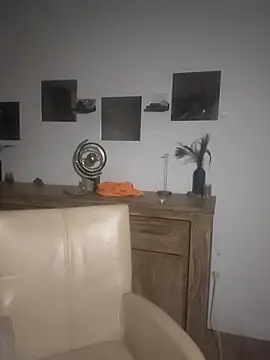 Snapshot of Foxy-Milfy chatting on 10.13.25 Foxy-Milfy online show from 10.13.25