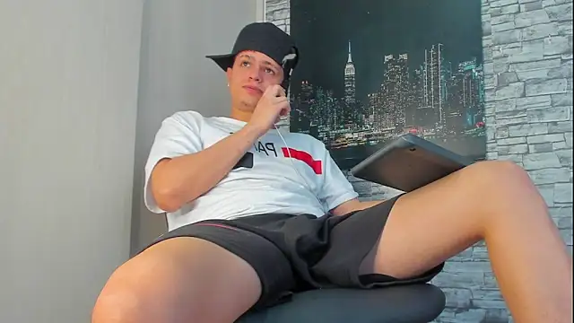 Snapshot of Themasterhades_777 chatting on 10.23.25 Themasterhades 777 online show from 10.23.25