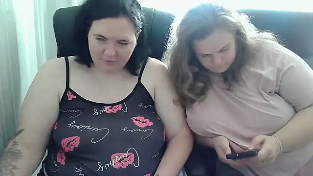 Snapshot of HollyXEva chatting on 09.16.25 HollyXEva online show from 09.16.25