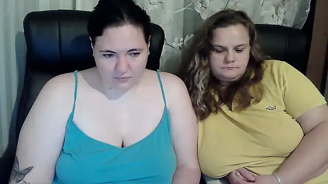 Snapshot of HollyXEva chatting on 09.17.25 HollyXEva online show from 09.17.25