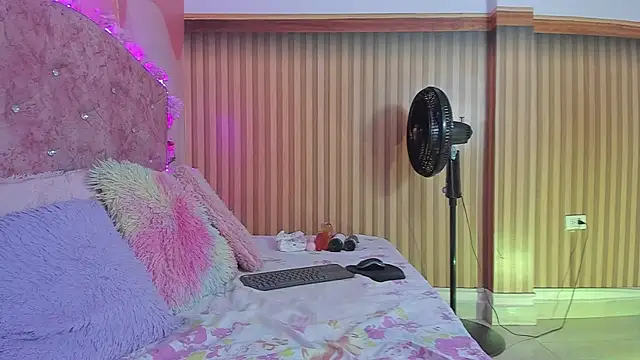 violet taylor  online show from 10.01.25