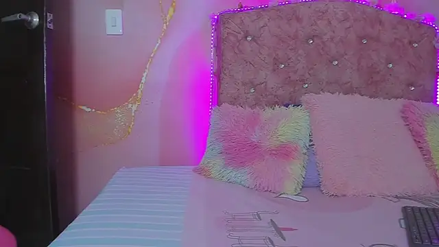 violet taylor  online show from 10.04.25