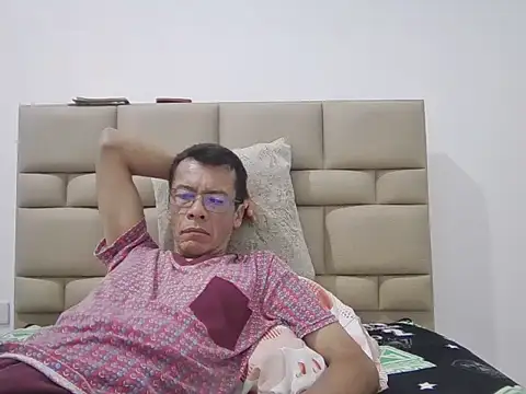 skinnylatino51 online show from 11.28.25