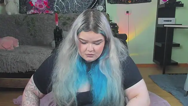 Snapshot of _CandyM1lky_ chatting on 10.28.25 CandyM1lky online show from 10.28.25