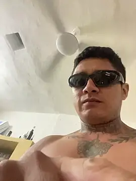 Snapshot of siilvestremx chatting on 10.28.25 siilvestremx online show from 10.28.25