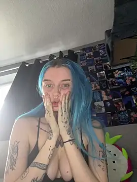 Snapshot of Bluetingx chatting on 10.30.25 Bluetingx online show from 10.30.25