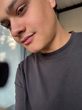 Snapshot of Rose-andres chatting on 10.31.25 Rose-andres online show from 10.31.25