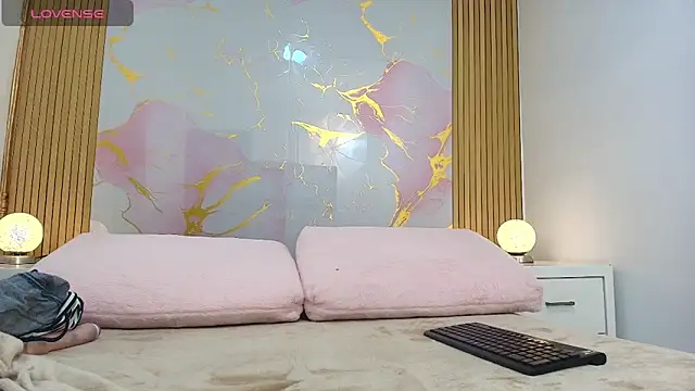 Snapshot of JulietaMills chatting on 11.07.25 JulietaMills online show from 11.07.25