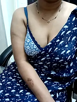 Snapshot of Anushka134 chatting on 10.13.25 Anushka134 online show from 10.13.25