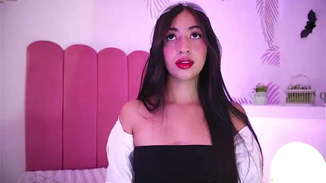 Snapshot of charlotterusso chatting on 10.10.25 charlotterusso online show from 10.10.25