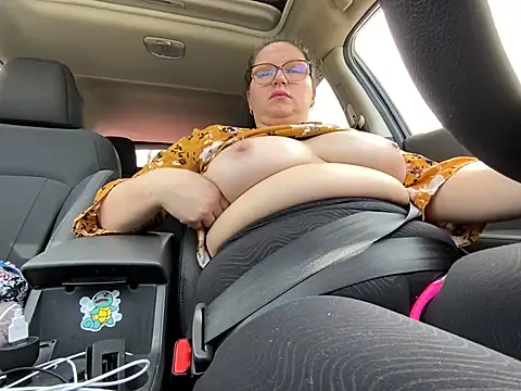 Snapshot of GirlSquirt chatting on 10.28.25 GirlSquirt online show from 10.28.25