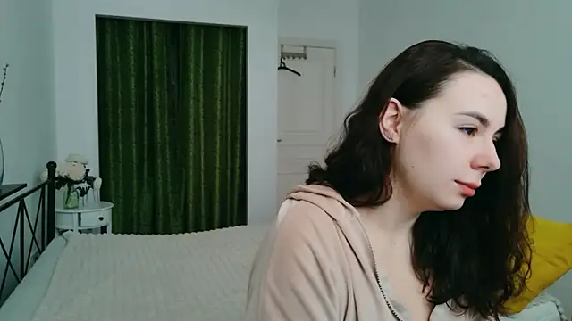 Snapshot of Di_na_Bell chatting on 10.06.25 Di na Bell online show from 10.06.25