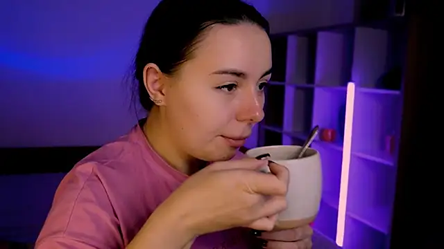 Snapshot of Di_na_Bell chatting on 10.21.25 Di na Bell online show from 10.21.25