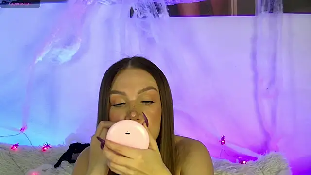 AlysonHuxley  online show from 11.03.25