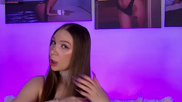 AlysonHuxley  online show from 11.06.25