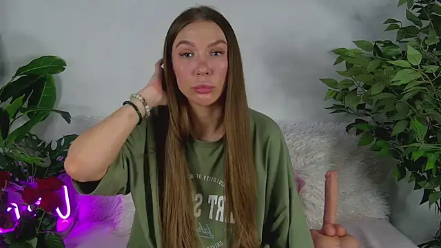 AlysonHuxley  online show from 03.05.26