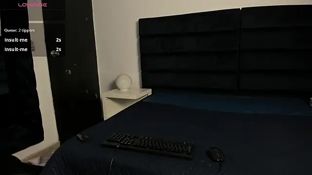 Snapshot of CHARLOTTE_KNOX chatting on 10.27.25 CHARLOTTE KNOX online show from 10.27.25