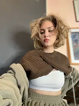 Snapshot of KellyKeler chatting on 10.13.25 KellyKeler online show from 10.13.25