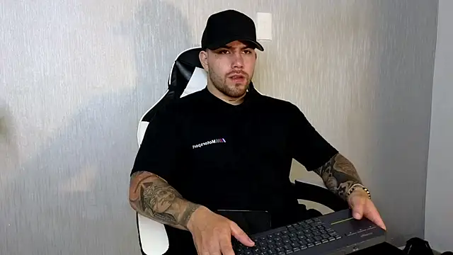 Snapshot of Ades_Lowe chatting on 09.22.25 Ades Lowe online show from 09.22.25