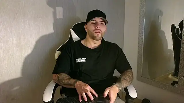 Snapshot of Ades_Lowe chatting on 09.27.25 Ades Lowe online show from 09.27.25