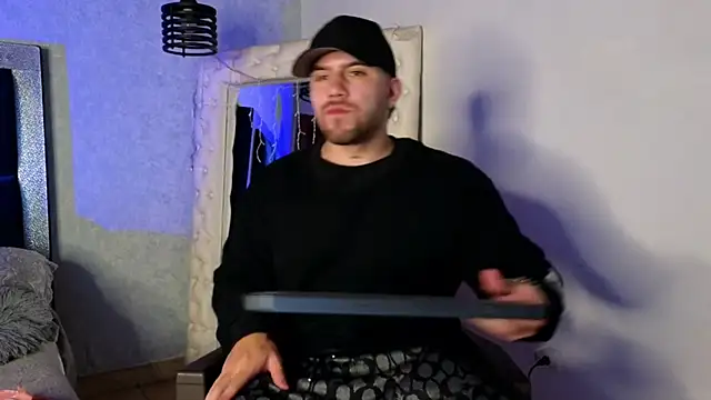 Snapshot of Ades_Lowe chatting on 10.06.25 Ades Lowe online show from 10.06.25