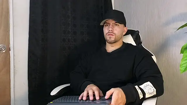 Snapshot of Ades_Lowe chatting on 10.07.25 Ades Lowe online show from 10.07.25