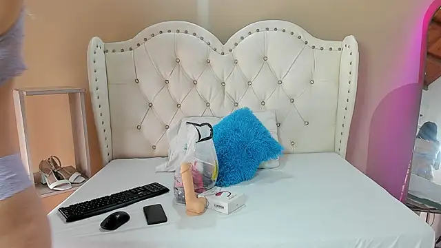 Snapshot of Alison_Milk chatting on 10.15.25 Alison Milk online show from 10.15.25