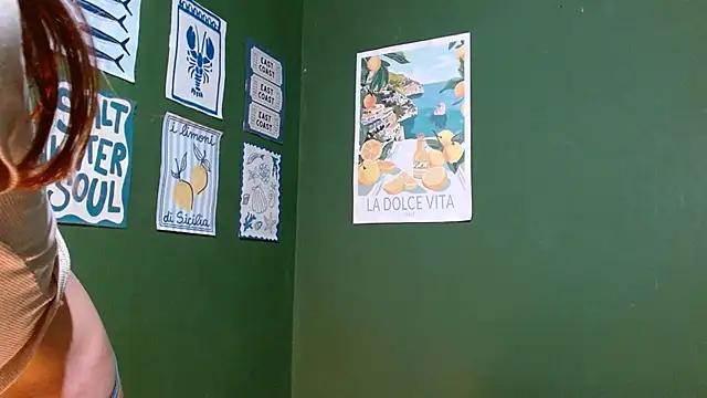 Snapshot of Roxiehood chatting on 10.20.25 Roxiehood online show from 10.20.25
