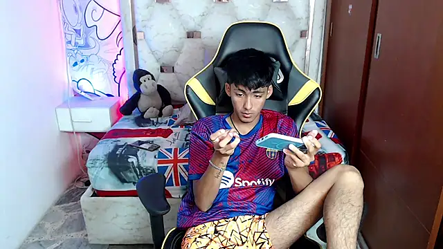 Snapshot of yiisu_ chatting on 10.08.25 yiisu online show from 10.08.25