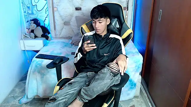 Snapshot of yiisu_ chatting on 11.04.25 yiisu online show from 11.04.25