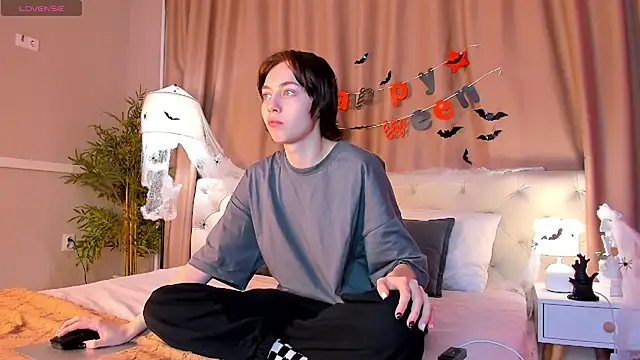 Snapshot of Skelerata chatting on 10.27.25 Skelerata online show from 10.27.25