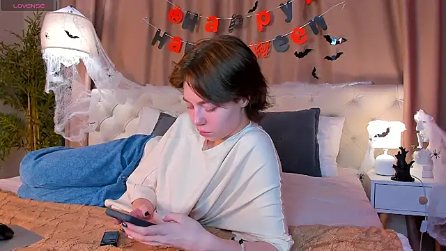 Snapshot of Skelerata chatting on 10.28.25 Skelerata online show from 10.28.25