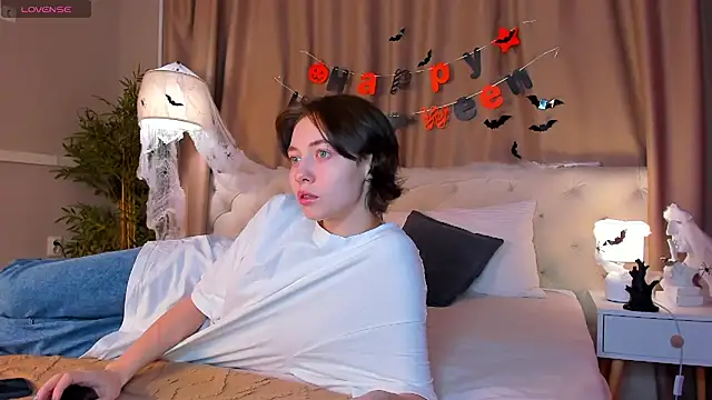 Snapshot of Skelerata chatting on 10.29.25 Skelerata online show from 10.29.25