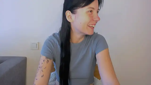 Snapshot of Elle_Pearl_ chatting on 10.02.25 Elle Pearl online show from 10.02.25