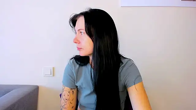 Snapshot of Elle_Pearl_ chatting on 10.15.25 Elle Pearl online show from 10.15.25