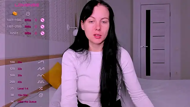 Snapshot of Elle_Pearl_ chatting on 10.17.25 Elle Pearl online show from 10.17.25